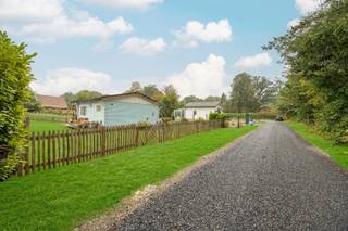 <p><strong><span>OPEN HUIS | ZATERDAG 7 NOVEMBER <br /></span></strong><span>Van 10u tot 12u. Contacteer me om jouw tijdsslot te reserveren! <br /></span><strong> </strong></p>
<p><strong>☀️ Genieten doe je zo! </strong></p>
<p>Droom je van een eigen plekje midden in het groen, waar rust en ontspanning centraal staan? Deze chalet biedt de ideale omgeving om even te ontsnappen aan de dagelijkse drukte en volop te genieten van het buitenleven.</p>
<p></p>
<p><span>De chalet werd gebouwd in 1991 en heeft een oppervlakte van ca. 50 m². Ze ligt op een ruim, gunstig georiënteerd perceel in recreatiegebied, </span><strong><span>gelegen in een goedgekeurde verkaveling</span></strong><span>, verscholen in een prachtige, bosrijke omgeving en een rustige, doodlopende straat. <br />Voor vragen met betrekking tot het plaatsen van domicilie kan je deze link raadplegen: https://www.herselt.be/permanente-bewoning-weekendverblijven. <br /></span></p>
<p></p>
<p><strong>De chalet in een notendop: </strong></p>
<ul>
<li>gezellige leefruimte met open keuken</li>
<li>aparte badkamer</li>
<li>ruime berging</li>
<li>zonnig terras</li>
<li>ruim perceel met gunstige oriëntatie</li>
<li>rustige, landelijke ligging midden in het groen</li>
</ul>
<p></p>
<p><strong>Een plek vol mogelijkheden. </strong></p>
<p>Het ruime perceel biedt bovendien mogelijkheden om de bestaande chalet uit te breiden en een bijgebouw te plaatsen, mits de geldende voorschriften en vergunningen dit toelaten.</p>
<p></p>
<p><strong>Rust, natuur en genieten op jouw eigen tempo. </strong></p>
<p>Heerlijk ontspannen op het zonnige terras, genieten van de groene omgeving of gewoon even helemaal tot rust komen … Hier staat het buitenleven centraal! Een charmante eigendom op een mooie locatie in Herselt, voor wie droomt van een eigen toevluchtsoord in het groen.</p>
<p></p>
<p><strong>💚 Genieten doe je hier, gewoon vanzelf! </strong></p>
<p><strong> </strong></p>
<p>Bel, whatsapp of mail vandaag nog voor meer info of een bezoek! <br />Bob Peeters - 0475975389 - bob@immokong.be</p>