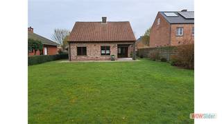 Een vrijstaande woning bestaande uit een woonkamer, keuken, 1 slaapkamer, badkamer, inpandige garage, overdekt terras, tuin met tuinberging...