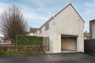 In de www.lauwbergstraat141.be (url kopiëren en plakken indien doorklikken niet lukt) in Lauwe stellen we jou graag deze ruime woning voor met extra potentieel zoals een grote garage/ateliertje van 65 m² met bovenliggende zolder van dezelfde oppervlakte en vooraan de woning een kantoor- of praktijkruimte.  Mocht je dit allemaal beroepsmatig niet nodig hebben, dan vormen deze ook leuke extra ruimtes om privé te gebruiken. De woning zelf beschikt over een grote leefruimte, keuken, badkamer, thuisbureau, 3 slaapkamers, zolder en onderhoudsvriendelijke buitenruimte.<br /><br />HOMERUN: Op zaterdag 21 februari ben je van harte welkom op de Homerun van deze woning. Via www.lauwbergstraat141.be kan je een afspraak inplannen. Eveneens via de website verneem je veel meer, zoals een uitgebreide omschrijving, foto's, 360° rondgang, documenten, …  <br /><br />KICK-OFF PRIJS: De vermelde prijs is een Kick-Off prijs waarop een eenmalig bod kan uitgebracht worden (zowel boven als onder de Kick-Off prijs). Dankzij het kwaliteitslabel van Henry Houser ben je zeker dat de biedingen correct verlopen zonder dat er een opbodspel gehouden wordt! Over de transparante procedure is alles te lezen op de website van de woning.  <br /><br />EXTRA BEZOEK: Mocht je op 21/02 niet vrij zijn, geef dan gerust een belletje om een afspraak in te plannen op een ander moment.<br /><br />Groeten, Hendrik van Henry Houser.