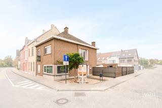 In een bijzonder rustige woonwijk, op wandelafstand van station, scholen en winkels, bevindt zich deze charmante hoekwoning met veel potentieel...