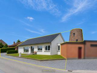 <br /><br /><strong>TE RENOVEREN ALLEENSTAANDE WONING</strong> van het <strong>BUNGALOW</strong> type op een mooi grondperceel en dit met wel een <strong>VERRASSENDE TROEF...NL DE HISTORISCHE "CLEMENTSMOLEN"</strong> die zich in de tuin situeert! Gelegen in het <strong>LANDELIJKE EN RUSTIGE HUISE</strong> en in aangename woonomgeving met toch een vlotte bereikbaarheid dankzij de nabijheid van de <strong>N60</strong>, scholen, winkels en andere voorzieningen.<br />Indeling Gelijkvloers : inkomhal, toilet en vestiaire, ruime woonkamer, keuken, <strong>3 VOLWAARDIGE SLAAPKAMERS</strong>, badkamer, ruime dressing, veranda en bureau- of wasplaats. Zolder: nachthal, <strong>2 EXTRA SLAAPKAMERS</strong> en 2 bergingen. Buiten geniet u van een <strong>ZONNIGE, ZUIDGERICHTE TUIN</strong> met terras, tuinberging en een uniek uitzicht op de <strong>MOLENROMP VAN DE HISTORISCHE CLEMENTSMOLEN</strong>, opgericht in 1902 door Clement D'hondt.<br /><br />Adres: Molenstraat 39 te Huise (Kruisem)<br /><br />Renovatieplicht van toepassing; P-score: A, G-score: A; Bestuursmaatregelen in maatregelenregister: neen.