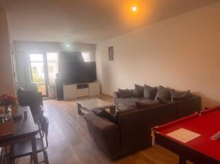 Ruim 2-slaapkamer appartement met terras en garagebox is gelegen in de rustige De Tomermaat te Brasschaat, op fietsafstand van het centrum alsook het mooie Park van Brasschaat.Indeling (geen lift) - ruime inkomhal met vestiairekast, apart toilet, lichte woonkamer met verzorgde keuken, aparteberging, 2 slaapkamers waarvan 1 met toegang tot het terras. prijs garage €75/maand - Maandelijkse lasten: €85 (inclusief provisie water)