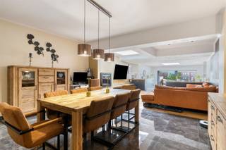 Dit prachtige huis in Ronse biedt een harmonieuze mix van comfort en stijl, perfect voor gezinnen die dromen van een moderne woning met karakter. Gelegen op een ruim perceel, biedt deze woning vier ruime slaapkamers en een dressing, ideaal voor gezinnen die extra ruimte zoeken. Bij binnenkomst wordt u verwelkomd in een prachtige mancave, maar deze kan ook dienst doen voor zelfstandigen als bureauruimte. De leefruimte met een open indeling die perfect is voor entertainen en gezinsmomenten. De moderne keuken, uitgerust met hoogwaardige toestellen en een royaal kookeiland, is de droom van elke thuiskok. Grote ramen zorgen voor een overvloed aan natuurlijk licht en bieden een prachtig uitzicht op de tuin.De gezellige zithoek nodigt uit tot ontspannen. De eetkamer, met zijn elegante uitstraling, is perfect om met gasten te dineren of gezinsmaaltijden te delen. Buiten biedt de zorgvuldig aangelegde tuin met terras een oase van rust. Het terras is ideaal voor zomerse barbecues of ontspannen onder de sterverlichte hemel. Ondanks er geen officiële garage, is er voldoende parkeergelegenheid in de buurt. Deze woning is niet alleen stijlvol maar ook doordacht ingericht, met veel opbergruimte en een functionele indeling. Het is de perfecte plek voor diegenen die op zoek zijn naar een huis met EPC C dat modern comfort combineert met een warme, uitnodigende sfeer. Mis deze kans niet en plan vandaag nog een bezichtiging!