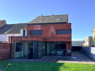 Deze prachtige halfopen woning (2020) verwelkomt u op het gelijkvloers met een stijlvolle inkomhal voorzien van gastentoilet en vestiaire...