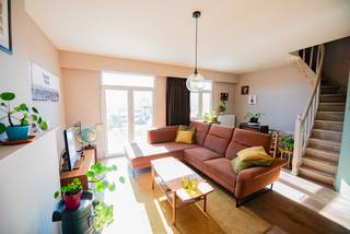 Deze karaktervolle woning op toplocatie staat te koop.<br />Het pand bevindt zich op wandelafstand van Mortsel centrum, maar ook de fietsostrade naar Berchem station, de belangrijkste stations van Mortsel, bus en tram liggen in de omgeving. Kortom een ideale ligging tussen Berchem, Deurne en Mortsel.<br /><br />Je komt het huis binnen via een inkomhal die uitgeeft op een ruime lichte kamer. Deze kan voor heel wat doeleinden gebruikt worden, hobbykamer, muziekkamer, studeerkamer, game-room, ...<br />Op de gelijkvloers bevinden zich een eerste slaapkamer en de volledig ingerichte badkamer (met aansluiting voor wasmachine en droogkast). De badkamer omvat een douche en 2 wastafels.<br /><br />Op de eerste verdieping vind je een ruime woonkamer. Dankzij de grote raampartijen, voor- en achteraan, heeft de leefruimte (woon- en eetkamer) veel lichtinval.<br />De keuken staat in verbinding met de eetkamer. De keuken zelf is gebruiksklaar.<br />De woonkamer geeft uit op een terras dat over de ganse breedte van het huis loopt. De oriëntatie is ZW waardoor je er vanaf 12u gezellig kan genieten van de zon. Net als de stadstuin die ook heel wat potentieel biedt.<br /><br />Verder is er een vaste trap naar de zolderkamer waarvan het dak geïsoleerd is.<br />Het huis is beschikt over een ruime, droge kelder. Buitengevel en dakranden werden gerenoveerd en geïsoleerd in 2022. In 2024 werd er een nieuwe HR condensatieketel (Vaillant) geïnstalleerd.<br /><br />De woning is instapklaar en heeft een EPC score C (248 kWh/M² jaar).<br />-Karaktervolle woning op toplocatie met veel lichtinval en 2 slaapkamers.<br />-Hoog rendement dubbele beglazing.<br />-Cv- installatie HR condensatie van 2024.<br />-Gevelrenovatie en isolatie in 2022.<br />-Zonnig terras en stadstuin.<br />-Droge kelder. <br /><br /><br />