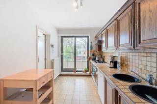 In een aangename en rustige wijk te Mortsel vinden we dit ruim en praktisch ingedeeld appartement met 2 (mogelijkheid tot 3) slaapkamers...