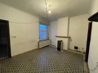 <p><span>Mooi gelegen woning in het centrum van Stasegem en in een doodlopende straat. Inkom, living, eetkamer, keuken, veranda, toilet, stooklokaal/wasplaats, tuin, dubbele garage. Op eerste verdieping : 4 slaapkamers en badkamer. Op de zolderverdieping werden 3 half afgewerkte kamers gemaakt. Bouwjaar 1937. Oppervlakte 2a 71 ca. KI 570 euro. Er is centrale verwarming op stookolie met een bovengrondse tank. Voor info bijkomende info of bezoek, bel 056.21.58.00 of www.immo-lvb.be.</span></p>