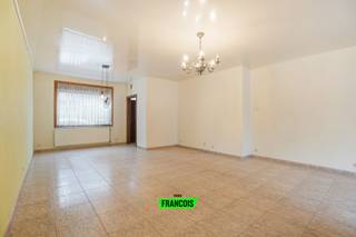 In het hartje van Poperinge vinden we deze verrassend ruime rijwoning. Dankzij de centrale ligging bevinden scholen, winkels en andere...