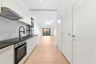 Cette maison, entièrement rénovée en 2016, est taillée pour ceux qui tiennent à leur intimité. Une large porte de garage dans la belle façade...