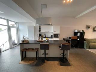Deze volledig gerenoveerde rijwoning met grote tuin en privé-parking achteraan heeft wel 4 slaapkamers! Bovendien is ze erg rustig en ideaal...