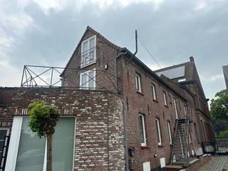 In het bruisende centrum van Sleidinge, op wandelafstand van winkels, faciliteiten en openbaar vervoer, bevindt zich deze kleinschalige residentie op een uiterst rustige locatie. <br /><br />Het appartement werd zonet volledig gerenoveerd en omvat een ingerichte keuken met nieuwe toestellen, een ruime en lichtrijke living, een badkamer met inloopdouche, volwaardige slaapkamer, een terras en een grote zolderberging. <br /><br />Verder is het appartement uitgerust met een warmtepomp en hoort er een autostaanplaats bij op de parking. <br /><br />Onmiddellijk beschikbaar. <br /><br />Wenst u dit appartement te bezichtigen? Reserveer dan uw tijdslot op het beschikbare bezoekmoment via onze website (immovercruysse.be > te huur > ga naar dit pand > klik op de knop "plan uw bezoek" > reserveer het gewenste tijdslot).<br />Let op, telefonisch en/of per mail worden GEEN bezoeken ingepland. Graag ook pas kandidaat stellen na het bezichtigen.