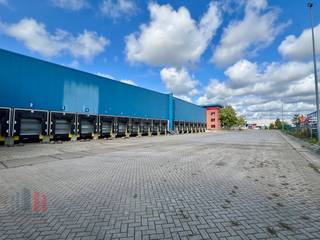 Excellent emplacement pour un espace de stockage de 2 592 m² à louer dans la zone industrielle « Genk Zuid », le long du canal Albert,...