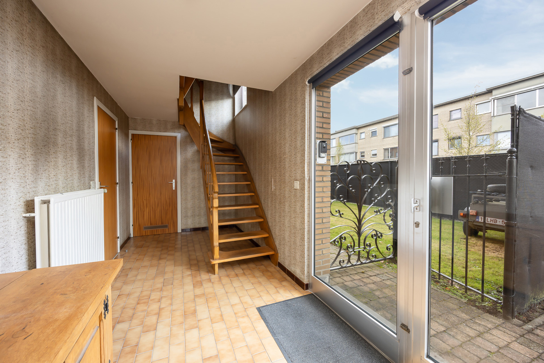 Gezellige halfopen bel-étage met oprit en zonnige tuin in Hoevenen! - foto 2