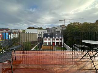 À découvrir sans tarder à Schaerbeek !<br /><br />Laissez-vous séduire par ce superbe appartement 2 chambres au 2è étage, niché au sein d’une petite copropriété moderne de 6 unités offrant un cadre de vie à la fois urbain et apaisant. Le séjour lumineux s’ouvre sur une cuisine ouverte entièrement équipée et une agréable terrasse orientée vers la cour intérieure, idéale pour vos moments de détente.<br />Deux chambres confortables, une salle de bain élégante, un WC séparé et un hall d’entrée complètent ce bien aux finitions soignées.<br />La résidence met à disposition des espaces communs pensés pour votre bien-être : local vélos, jardin partagé avec potager et solutions énergétiques durables grâce aux panneaux photovoltaïques.<br /><br />Une opportunité rare à Schaerbeek.<br />Contactez-nous pour découvrir ce bien lors d’une visite.