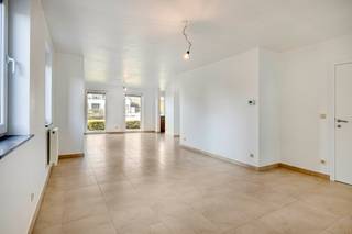 Ben je op zoek een instapklaar gelijkvloers appartement met 2 slaapkamers en 1 garage? Zoek niet verder! Dit appartement te Hoogstraat 104/0001 heeft alles wat je zoekt. <br /><br />Indeling: <br />- Woonkamer<br />- Uitgeruste vernieuwde keuken<br />- Apart toilet<br />- Berging<br />- 2 slaapkamers<br />- Badkamer met douche<br /><br />Bijzonderheden:<br />- EPC B<br />- Terras<br />- Onmiddellijk beschikbaar<br />- 1 garage (incl. in de vraagprijs) <br />- Nieuwe gascondensatieketel sinds 2024<br /><br />Mis deze kans niet en vraag vandaag nog jouw bezoek aan door contact op te nemen met Jill via jill.de.deurwaerdere@albert.immo of 0495 69 61 64. <br /><br />Bij Albert kom je thuis