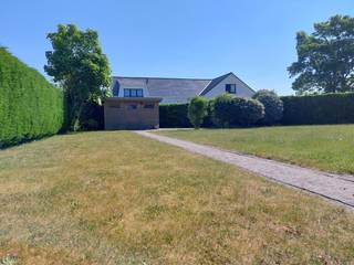 Aantrekkelijke vraagprijs ! In deze zeer rustig gelegen villa bevindt alles zich op het gelijkvloers : super comfortabel voor jong en oud ! <br />De bruikbare vloeroppervlakte is 197 m2 en bevat een ruime zonnige living, een ruime recente keuken, een ruime recente badkamer, 4 slaapkamers, een garage en een tuin met een recent tuinhuis.<br />Verder is er nog een ruime (in te richten, ev. 3 slaapkamers) geïsoleerde zolder. De woning werd in de periode 2019-2021 vernieuwd. Goedgekeurde elektriciteit, gunstig EPC, geïsoleerd dak, nieuwe keuken, nieuwe badkamer, ... een pareltje voor wie tussen het strand en Brugge wenst te wonen (sted. inl. aanvraag ) <br />www.desmetpoupeyebrugge.be<br />Voor meer info of een bezoek, contacteer ons op 050 47 00 00 of kom langs op ons kantoor in de Hoefijzerlaan 1 ( 't Zand ) Brugge.<br />- ruime inkom met toilet<br />- living in L-vorm (laminaatparket )<br />- recente ruime ingerichte keuken (dampkap, keramische kookplaat, oven, microgolf, frigo, vaatwasmachine en granieten werktablet ) met eethoek (granieten tafel en zes stoelen )<br />- recente ruime badkamer ( 2 lavabo's met meubel, inloopdouche en toilet )<br />- 4 slaapkamers : 3 ruime tweepersoons waarvan 1 met driedeursinbouwkast en 1 éénpersoons<br />- garage met automatische poort<br />- heel ruime oprit voor meerdere wagens<br />- tuin met tuinhuis<br />1ste verdieping : te bereiken met schuiftrap<br />- ruime geïsoleerde zolder (met mogelijkheid tot het inrichten van extra slaapkamers)<br />* dubbel glas, elektrische rolluiken en CV op mazout<br /><br />VERANDERINGEN :<br />2019 : toilet (nabij inkom), condenserende mazoutketel Viessmann (december 2019)<br />2020 : nieuwe keuken, vernieuwen elektriciteit, automatiseren van de rolluiken, vernieuwen waterleidingen en verwarmingsleidingen<br />2021 : nieuwe badkamer, living en keuken vloerbedekking Floorify : juli 2021, laminaat vloerbedekking slaapkamers : 2021 en codeklavier poort<br />2022 : nieuw tuinhuis<br />2023 : vernieuwen afvoerriolering (naast huis, kant badkamer ) : augustus 2023<br />2024 : mazoutteller Mazoutman<br /><br />Bepaalde interieurbeelden zijn AI-simulaties van een mogelijke afwerking/inrichting.