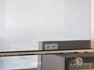 Prachtige duplex op het Eilandje in de Londenstraat, gelegen op de 3de en 4de verdieping van een verzorgd gebouw. De lift komt rechtstreeks uit in het appartement, wat zorgt voor extra comfort en privacy. Op de 4de verdieping bevindt zich de ruime en lichtrijke leefruimte met een zuidgericht terras aan de voorzijde. Achteraan is er een tweede terras, grenzend aan de open keuken. De keuken is volledig uitgerust met kookvuur, dampkap, microgolf, oven, vaatwasser, koelkast en vriezer. Aansluitend is er een handige berging met aansluiting voor wasmachine. Op de 3de verdieping bevinden zich twee slaapkamers, elk met een eigen badkamer, evenals een apart toilet. Het appartement is bovendien uitgerust met airconditioning. Deze stijlvolle duplex combineert ruimte, licht en luxe op een toplocatie op het Eilandje, vlakbij het water, restaurants en openbaar vervoer. Onmiddelijk beschikbaar. Gemeenschappelijke koer.