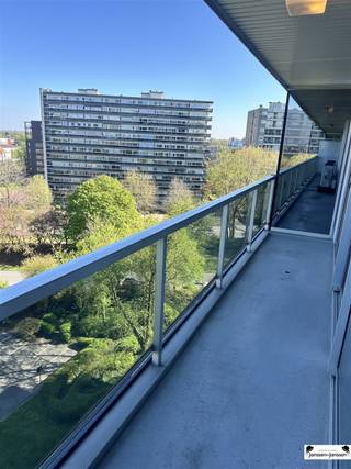 Welcome to this beautiful apartment in Berchem, a hidden gem in the city! With a generous living area of 140 m², this property offers all the...