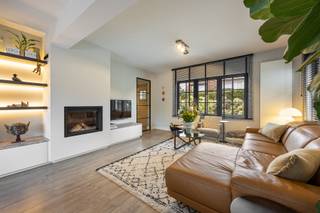 <p><span>Gelegen in een rustige woonstraat, op wandelafstand van het centrum van Schilde, vinden we deze bijzonder verzorgde en volledig gerenoveerde halfopen bebouwing op een perceel van ca. 346 m².</span></p>
<p><span>De woning werd volledig gestript en gerenoveerd met oog voor hedendaags wooncomfort, energiezuinigheid en kwaliteit. <br /><br />De rustige ligging, de tuin met veel privacy en de nabijheid van het centrum zijn slechts enkele troeven van deze woning.<br /></span><br /><span><strong>Indeling<br /><br /></strong><strong>Gelijkvloers</strong></span></p>
<p><span>Via de inkomhal, met gastentoilet, komen we in de leefruimte met O.H. cassette (zowel open als gesloten te gebruiken). Deze is sfeervol ingedeeld in een zithoek en eetkamer. Via de dubbele naar buiten draaiende deuren is er zicht en toegang tot het terras en de tuin.</span></p>
<p><span>De volledig geïnstalleerde keuken vormt een mooi geheel met de leefruimte en is uitgerust met een </span><strong><span>Smeg-gasfornuis met oven, dampkap, koelkast, dubbele spoelbak en vaatwasser</span></strong><span>. Een kleine, praktische open voorraadkelder biedt extra bergruimte.</span></p>
<p><span>Aansluitend bevindt zich de ruime bijkeuken/wasplaats, ingericht in dezelfde stijl als de keuken. De grote ingemaakte kastenwand biedt bijzonder veel opbergruimte en is voorzien van een extra koelkast en diepvriezer. Via de buitendeur is er rechtstreeks toegang tot het terras en de tuin.</span></p>
<p><span>Verder beschikt het gelijkvloers over een praktische, afgesloten berging/huisvestiaire.</span></p>
<p><span><strong><br />Verdieping</strong></span></p>
<p><span>De overloop geeft toegang tot </span><strong><span>twee ruime slaapkamers</span></strong><span>, waarvan de master bedroom beschikt over een praktische dressing.</span></p>
<p><span>De badkamer is uitgerust met een ligbad, ruime inloopdouche en dubbele lavabo. Een afzonderlijk nachttoilet bevindt zich op de gang.</span></p>
<p><span>Via een uitschuifbare trap bereikt men vanuit de overloop de goed geïsoleerde bergzolder, ideaal als extra bergruimte.</span></p>
<p><span><strong><br />Tuin &amp; garage</strong></span></p>
<p><span>De volledig omheinde tuin geniet bijzonder veel privacy. Het ruim terras sluit aan op de leefruimte en dankzij de </span><strong><span>overdekte lounge met haardvuur en verwarming</span></strong><span>, kan men hier het hele jaar door van het buitenleven genieten. </span></p>
<p><span>Verder zijn er een tuinberging en een kippenhok aanwezig.</span></p>
<p><span>De garage is voorzien van een automatische poort en beschikt achteraan over een dubbele poort met rechtstreekse toegang tot de tuin. Dit is bijzonder praktisch voor tuinwerken, fietsen en het aan- en afvoeren van materialen.<br /><br /><br /><span><strong>Bijzonderheden</strong></span></span></p>
<ul>
<li><span>Volledig gestript en hedendaags gerenoveerd in 2018</span></li>
<li><span>Rustige woonomgeving nabij het centrum van Schilde</span></li>
<li><span>Perceel van ca. 346 m²</span></li>
<li><span>PVC-ramen met dubbele beglazing</span></li>
<li><span>Centrale verwarming op aardgas</span></li>
<li><span>Vliegenhorren</span></li>
<li><span>Zonnepanelen</span></li>
<li><span>Laadpaal</span></li>
<li><span>EPC: 178 kWh/m² – label B</span></li>
<li><span>Elektrische installatie conform</span></li>
<li><span>Asbestvrij</span><span></span></li>
</ul>
<p><strong><span><span>Stedenbouwkundige informatie</span>:</span></strong><span> Vg-Wg-Gvv-Gvkr-Gmo-Gworg</span></p>