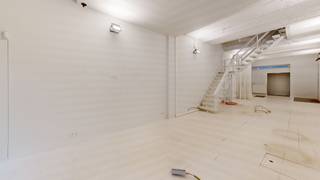 PLAN VIA VOLGENDE LINK UW BEZOEK IN ALSOOK UW GEGEVENS: https://demeester.mijnhuurprofiel.be/whise/7216299<br /><br />Uiterst lichte kantoorruimte gelegen op een toplocatie op wandelafstand van de Scheldekaaien en het vernieuwde Zuidpark. <br /><br />Indeling: dit pand beschikt over een oppervlakte van ca. 238 vierkante meter, verdeeld over drie verdiepingen. <span>Elke verdieping biedt ruimte voor uiteenlopende invullingen, zoals showroom, kantoor, atelier, opslag of winkelruimte.</span>
<p>De gelijkvloerse verdieping biedt prachtige hoge plafonds en groote raampartijen waardoor er een mooi daglicht binnenvalt. Ideaal als showroom, kantoor of atelier. Achteraan vindt u ook apart sanitair voor mannen en vrouwen. Verder terug mooie hoge plafonds op de eerste verdieping. Er zijn 2 trapzalen die op de tweede verdieping naar 2 aparte ruimtes leiden.</p>
<p>Het pand is vlot bereikbaar met zowel de wagen als het openbaar vervoer en bevindt zich op wandelafstand van winkels, horeca en andere voorzieningen.</p>
<br />Onmiddellijk beschikbaar.