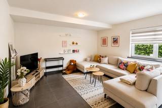 <p><span><strong>Gelijkvloers 2-slaapkamer appartement met garage te Mol-Achterbos.<br /><u><br />Een bezoek aanvragen kan eenvoudig via onze website: www.immodrie.be. Zoek het pand terug onder 'Te Huur' en selecteer vervolgens op de pagina de optie 'Bezoek aanvragen'. Omwille van de grote reeks aanvragen, worden verzoeken via Immoscoop of andere portaalsites niet verwerkt.</u></strong></span><br /><br />We starten in de inkomhal van het appartement. Hier is voldoende ruimte voorzien voor het plaatsen van een vestiairekast. Vanuit de inkomhal lopen we verder naar de aangename, open leefruimte.</p>
<p>De leefruimte biedt voldoende plaats voor zowel een gezellige zithoek als een eetkamer. Dankzij de open indeling vormt deze ruimte het centrale hart van het appartement.</p>
<p>Aansluitend bevindt zich de keuken, die voorzien is van alle hedendaagse comfort. De keuken beschikt over een vaatwasser, combi-oven, kookvuur en ingebouwde koelkast. Daarnaast is er voldoende opbergruimte aanwezig voor al je keukengerei en voorraad.</p>
<p>Achteraan het appartement bevinden zich de twee slaapkamers. De grote slaapkamer beschikt bovendien over een ingebouwde kastenwand, waardoor er heel wat extra opbergruimte beschikbaar is. De tweede slaapkamer kan naar eigen wens ingericht worden als slaapkamer, bureau of hobbyruimte.</p>
<p>De badkamer is uitgerust met een ligbad met douchearmatuur en een badkamermeubel met dubbele wastafel. Daarnaast beschikt het appartement over een apart toilet.</p>
<p>Verder is er een afzonderlijke berging aanwezig. Hier bevinden zich de technische voorzieningen en is er een aansluiting voorzien voor de wasmachine. Een praktische ruimte om voorraad, schoonmaakmateriaal en andere spullen netjes op te bergen.</p>
<p>Achteraan het appartement is er een verhard terras aanwezig met de mogelijkheid tot het creëren van beperkte doch gezellige groenzone.</p>
<p>Tot slot beschikt het appartement over een afgesloten garagebox, die inbegrepen is in de huurprijs.</p>