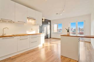 <p><span>OPEN DEUR ZAT. 16/5 Deze flat is vrijblijvend te bezichtigen op zaterdag 16 mei 2026 tussen 11u00 en 12u00. U bent van harte welkom! Deze centraal gelegen, zeer ruime studio met aparte slaaphoek is gelegen op een uitstekende ligging in Heverlee. </span><span>Dit lichtrijk eigendom met een nuttige bewoonbare oppervlakte van maar liefst 41 m² is gesitueerd vooraan op de derde verdieping van een welonderhouden en kleinschalige residentie en omvat een inkomhalletje met open ingerichte leefkeuken, een ruime living met veel maatwerk, een badkamer met douche en achteraan een knusse slaapkamer met een grote op maat gemaakte kleerkast. Bovendien beschikt deze ruime studio op het gelijkvloers nog over een overdekte fietsenstalling. Kortom, deze lichtrijke en instapklare flat is zeker uw aandacht waard. Maandelijkse lasten: €100,00 (inclusief water). Beschikbaar vanaf 15 juli 2026. Voor snelle beslissers!</span></p><p><span> </span></p><p><span> </span></p>