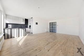 Welkom in de Raf Verhulstlaan 36-38, waar Immotrix met trots twee nieuw gerenoveerde appartementen op de eerste verdieping (ca. 100 m²) presenteert. Dit project overstijgt de standaard renovatie; het betreft een compromisloze, totale heropbouw met diep respect voor esthetiek, duurzaamheid en technische perfectie.
Vanaf de fundering tot de afwerking is werkelijk alles vernieuwd. Alle leidingen en de volledige elektriciteit zijn up-to-date en conform de strengste normen geplaatst. Dankzij een doorgedreven, hoogwaardige isolatiestrategie genieten deze appartementen van een zeldzaam en toekomstgericht EPC A-label — uw garantie op een zorgeloze en energiezuinige toekomst.
Bij het betreden van het appartement valt direct de indrukwekkende lichtinval op. De royale raampartijen aan de voorzijde laten het daglicht vloeiend weerspiegelen op de strakke vloerafwerking. De leefruimte loopt naadloos over in een hypermoderne leefkeuken. Deze blikvanger is uitgerust met een monumentaal kookeiland in een verfijnde, donkere natuursteenlook en afgewerkt met greeploze, gelaagde witte fronten en premium matzwarte kranen en details.
De badkamer ademt de sfeer van een high-end boetiekhotel. Dankzij de warme tonen het design-maatwerk, kamerhoge keramische tegels in een zachte zandkleur en een luxueuze inloopdouche met een minimalistische glazen wand, geniet u hier dagelijks van puur wellnesscomfort.
Het nachtgedeelte is doordacht ingedeeld en beschikt over twee volwaardige, rustgevende slaapkamers waarvan 1 met toegang naar het zonovergoten terras. Daarnaast herbergen deze appartementen een architecturaal geheim: een ruime, multifunctionele flex-room. Hoewel deze kamer bewust zonder buitenraam is ontworpen om een intieme en serene sfeer te waarborgen, biedt de ruimte een ongeziene flexibiliteit. Door de perfecte visuele en akoestische afzondering leent deze kamer zich uitstekend als een exclusieve walk-in dressing, een inspirerende en stille thuiswerkplek (home office), of een geborgen, fluisterstille babykamer. Een appartement op de 1ste verdieping is momenteel verhuurd aan 1.190 € per maand wat dit object ook tot een interessante investeringsopportuniteit maakt.
Wonen in Wommelgem betekent hier: intrekken zonder toegevingen, omringd door tijdloze esthetiek, modern comfort en een ongeëvenaard afwerkingsniveau. Een unieke kans voor wie op zoek is naar een instapklaar, turn-key droomappartement op een strategische locatie. Contacteer Immotrix voor uw exclusieve bezichtiging.