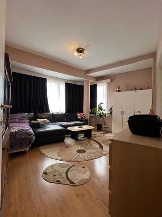 Parc Duden / van Haelen, bel appartement 70m² dans un immeuble de coin donc très lumineux.Composé d'un salon central de 20m² avec une grande cuisine...