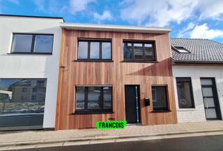 In Poperinge, dichtbij het station in een rustige straat bevindt zich deze gerenoveerde en energiezuinig woning (EPC A).De woning geniet van een...