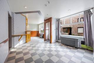 Achter deze MOOIE BRUGSE GEVEL schuilt een verrassend ruim handelspand met mogelijkheid tot woonst. Het voorste gedeelte van het pand werd steeds als café uitgebaat, achteraan bevindt zich een VERRASSEND POLYVALENT ZAALTJE met zicht op het terras. Boven dit zaaltje is er nog mooi verdiep dat open is tot in de nok, diverse mogelijkheden alom dus! Verder zijn er nog meerdere kamers/leefruimtes te vinden op de verdieping. EPC label F UC6924