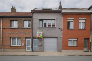 Deze ruime woning (180m²) met garage en een zonnige tuin is gunstig gelegen voor openbaar vervoer (bus en tram), tal van winkels en scholen. We...