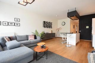 <strong>2 slaapkamer appartement</strong>, instapklaar op wandelafstand van Dageraadplaats en <strong>tramhalte 11</strong>. Op een gelijkvloers van een <strong>nieuwbouw uit 2017</strong> een fraai ingericht appartement met <strong>tuin en terras</strong>. Volledig op eiken strokenparket ingerichte keuken met kookeiland, grote schuiframen naar het tuinterras. Een <strong>ingerichte badkamer</strong> met inloopdouche, lavabomeubel, <strong>apart toilet</strong>, berging en apart washok. een grote en een kleinere maar comfortable slaapkamer. Er is eveneens een <strong>kelderberging </strong>op -1 en een gemeenschappelijke <strong>fietsenstalling</strong>.