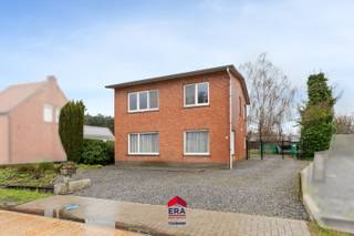 Op een perceel van 7a32ca vind je deze ruime woning met een stevige basis en heel wat potentieel. Ideaal voor wie graag een huis volledig naar...