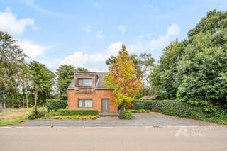 In de Raapstraat in Koersel vinden we deze verrassend ruime woning met een eigenzinnige architectuur en een bijzonder aangename woonbeleving. De oorspronkelijke woning werd grondig aangepakt en uitgebreid, waarbij grote raampartijen, open leefruimtes en een combinatie van baksteen en hout voor een karaktervol geheel zorgen.<br />Binnen vallen vooral de ruime woonkamer met rechtstreeks contact naar de tuin en de volledig uitgeruste keuken met groot kookeiland op. Ook de buitenruimte is mooi: de woning beschikt over een aangelegde, groene tuin met terras en veel privacy.<br /><br />Een absolute troef is de nabijheid van de historische mijnomgeving. Vanuit de Raapstraat bereikt u vlot de Mijnterril van Beringen en het omliggende natuurgebied, met een uitgebreid netwerk van wandel- en fietsroutes. Zo woont u in een groene omgeving, terwijl ook het centrum en de dagelijkse voorzieningen goed bereikbaar blijven.<br /><br />INDELING:<br /><br />Gelijkvloers (±117m²):<br />- Inkomhal met trap naar verdieping<br />- Ruime leefruimte met eetplaats<br />- Grote raampartijen en rechtstreeks zicht op de tuin, pelletkachel<br />- Volledig uitgeruste keuken met ruim kookeiland<br />- Berging<br />- Voorraadkelder<br />- Bureelruimte vooraan de woning<br /><br />Verdieping (±70m²):<br />- Nachthal<br />- Slaapkamer<br />- Slaapkamer<br />- Badkamer met inloopdouche, breed lavabomeubel en toilet<br /><br />Buiten:<br />- Aangelegde en groen omzoomde tuin<br />- Ruim terras aansluitend op de leefruimte<br />- Autostandplaats<br /><br />TROEVEN:<br />- Grondig gerenoveerd en uitgebreid<br />- Opvallende architectuur met mooie materiaalcombinaties<br />- Veel natuurlijke lichtinval<br />- Natuur op wandelafstand<br />- AREI conforme elektriciteit<br />- Aangename omgeving met veel groen<br />- Beringen centrum op 10 minuten met de wagen<br /><br />Stedenbouwkundige inlichtingen in aanvraag.