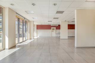 Looking for a strategically located commercial property? This spacious ground floor with a total area of 190 m² has a top commercial location on the Esplanade, near the tram track. This building (built in 1996) combines a constant flow of passers-by with a dense residential neighborhood, providing built-in and immediate customer potential.<br /><br />Commercial space & storage (190 m²)<br />The sun-facing building has a large, bright retail space. Due to its spacious layout and the presence of large storage spaces, the building is perfect for:<br /><br />Retail, retail or supermarket (historic function)<br />Hospitality or specialty stores<br />Office space or practice for a liberal profession<br /><br />Real estate investment with potential (Built in 1996)<br />This unique property also offers opportunities for those who want to invest in. <br />The location is known as a well-running former supermarket and (subject to urban planning permission) is also suitable for the conversion into residential apartments. There is also an option to purchase 2 outdoor parking spaces.<br /><br />Plan your visit to this versatile property for sale and discover the potential of this 190 m² on site.<br /><br />Register of measures: pending