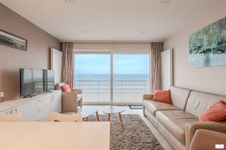 Welcome to this modern, stylish apartment in Middelkerke with direct access to the beach. This luxury landscaped property combines elegance, comfort and an exceptional seaside location.The studio features an open, bright floor plan with seamless connection between living, dining and kitchen areas. The state-of-the-art kitchen features quality appliances and countertops with everything you need for comfortable living. Divided into several rooms, you will find a full bathroom with luxury shower and modern plumbing fixtures.The interior exudes tranquility and sophistication with neutral color tones, natural materials and sophisticated finishes. Beautiful large windows and glass doors offer spectacular views of the sea and beach, while allowing maximum natural light in.The highlight is undoubtedly the expansive balcony or terrace with panoramic sea views. This is the ideal place to enjoy coastal life, watch the sunrise and soak up the sea breeze.The building has a prime location right on Middelkerke beach and offers access to excellent amenities and vibrant coastal life.Possibility to purchase pitch in the building for an additional cost of 60,000 euros.