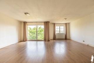 Ruim 2 slpk. appartement op een <strong>toplocatie in Hoogstraten.</strong><br /><br />In het centrum, aan de Gravin Elisabethlaan/Alfred de Wildelaan in "Park Lane Residence" op de 2e verdieping gelegen appartement met een oppervlakte van 99 m² + 2 terrassen. <br /><br /><strong>Het appartement is als volgt ingedeeld:</strong><br />-inkom<br />-ruime leefruimte met open keuken <br />-berging <br />-2 slaapkamers waarvan 1 met balkon<br />-badkamer <br />-toilet<br /><br /><strong>Algemeen: </strong><br />Het appartement wordt verhuurd inclusief ondergrondse parkeerplaats en aparte berging. <br />Gemeenschappelijke kosten: € 136,16/maand<br /><br />Absolute topligging aan park!