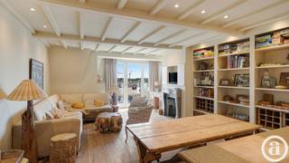 <span>Prachtig en lichtrijk penthouse van 110 m², gelegen op de vijfde verdieping van een residentie op een uitzonderlijke ligging aan de Kustlaan, in het hart van het Zoute. Op slechts 50 meter van het strand en vlak bij de winkels en restaurants geniet het appartement van een perfecte zuidoriëntatie en een volledig vrij panoramisch zicht van 180° over de minigolf, het klooster en het karakteristieke villalandschap van het Zoute. Het appartement werd begin jaren 2000 smaakvol gerenoveerd door Dominique Koch en onderscheidt zich door zijn elegante “Long Island”-stijl, kwalitatieve afwerking en uitstekende staat van onderhoud. Indeling: vestiaire, twee afzonderlijke toiletten, aangename leefruimte met open haard en eetplaats, uitgevend op een brede raampartij met verplaatsbare panelen waarmee een gezellige, zuidgerichte inpandige terrasruimte kan worden gecreëerd, volledig zonder inkijk. Volledig uitgeruste open keuken en afzonderlijke wasruimte.</span><br /><span>Het nachtgedeelte omvat drie ruime slaapkamers, die elk plaats bieden aan een groot tweepersoonsbed en beschikken over een raam, lavabo en ingemaakte kasten. Een badkamer, douchekamer, talrijke bergruimtes, een veiligheidsdeur en een privatieve kelder vervolledigen het geheel. Mogelijkheid tot aankoop van een ruime afgesloten garagebox in de parking recht tegenover de residentie, met voldoende plaats voor zowel een wagen als fietsen. Aan de voet van het gebouw is bovendien een zone voorzien voor het stallen van fietsen, uitgerust met fietsbeugels. Een uitzonderlijk appartement dat licht, panoramische zichten, comfort en een gegeerde ligging aan één van de meest geliefde lanen van het Zoute perfect combineert</span>