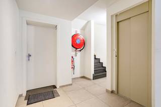 <p><span> Lichtrijk gelijkvloersappartement met groot terras & ondergrondse staanplaats</span></p><p><span> </span></p><p><span>Ontdek dit prachtig appartement aan de Rue Ferrer 226 in Tubeke, waar modern comfort en een toplocatie hand in hand gaan.</span></p><p><span> </span></p><p><span>De troeven van het appartement:</span></p><p><span> </span></p><p><span> Leefruimte: Lichtrijke woonkamer met een volledig uitgeruste keuken (koelkast, combi-oven, keramische kookplaat en vaatwasser).</span></p><p><span> </span></p><p><span> Buitenruimte: Prachtig terras van meer dan 40 m²,zuidelijk georiënteerd.</span></p><p><span> </span></p><p><span> Indeling: Mooie slaapkamer met toegang tot het terras, moderne badkamer met inloopdouche, nachthal met ingebouwde vestiaire en een ruime berging.</span></p><p><span> </span></p><p><span> Technisch & comfort: Energiezuinig (EPC B), conform elektrische installatie en een private ondergrondse autostaanplaats (+ 15.000).</span></p><p><span> </span></p><p><span>Strategisch gelegen op een boogscheut van het openbaar vervoer (station van Tubize), scholen en handelszaken.</span></p>