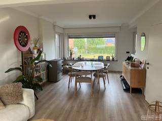 Deze ruime woning werd van beneden tot boven volledig vernieuwd! Ze is gelegen in Sint-Lodewijk, een deelgemeente van Deerlijk.
<h4>Indeling</h4>
<ul>
<li>inkom</li>
<li>toilet</li>
<li>living met gaskachel (enige verwarming, krachtig toestel, kan volledige woning verwarmen)</li>
<li>halfopen keuken voorzien van alle toestellen</li>
<li>kelder</li>
<li>garage</li>
<li>3 ruime slaapkamers</li>
<li>ruime badkamer met inloopdouche, lavabomeubel en toilet</li>
<li>zolder</li>
<li>grote tuin</li>
</ul>
<h4>Troeven</h4>
<ul>
<li>volledig vernieuwd</li>
<li>geschilderd, voorzien van lichtarmaturen</li>
<li>elektrische rolluiken</li>
<li>rustige ligging</li>
</ul>
<h4>Praktisch</h4>
<ul>
<li>huurprijs: € 975</li>
<li>beschikbaar half november</li>
<li>Interesse in een bezoek? Bel me gerust.</li>
</ul>