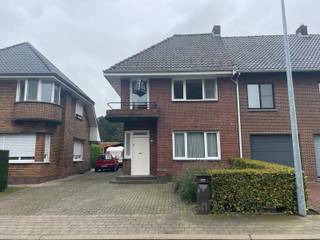 <span>Centraal gelegen woning in Rijkevorsel, op wandelafstand van winkels, scholen en andere voorzieningen. De woning omvat op het gelijkvloers een inkomhal, een aangename kleine woonkamer, een geïnstalleerde keuken, een praktische wasruimte en een kelder. Op de eerste verdieping bevinden zich drie slaapkamers, waarvan twee ruime slaapkamers en één kleinere kamer, en een badkamer met badkamermeubel en douche. Achter de woning bevindt zich een mooie tuin, ideaal om rustig te genieten van de buitenruimte. De woning wordt verwarmd op aardgas. Een BEZOEK aanvragen kan enkel online via </span><span>WWW.VASTGOEDPARTNERS.BE</span>