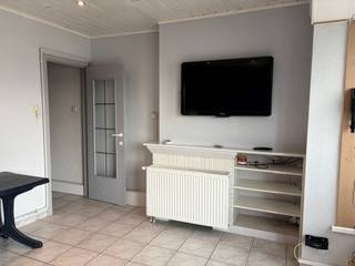 Aangenaam appartement gelegen op een centrale ligging in Blankenberge, vlakbij winkels, openbaar vervoer en het strand. Het appartement beschikt over een lichtrijke leefruimte, een ruime slaapkamer met aansluitende badkamer en praktische kastruimte. Daarnaast is er een gezellig terras aanwezig alsook een fietsenberging. Ideale opportuniteit voor wie voor wie graag dicht bij zee woont en tegelijk wil genieten van de rust. <br />Geen lift in de residentie.<br />Gunstig EPC: B - 183 kwh.<br />Maandelijkse huurprijs: 850 EUR/maand.<br />Onmiddellijk vrij.