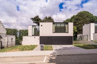 Unieke nieuwbouw villa met mogelijkheid tot het uitoefenen van een vrij beroep op een toplocatie, nabij de markt van Wemmel, de Ring 0, het UZ...