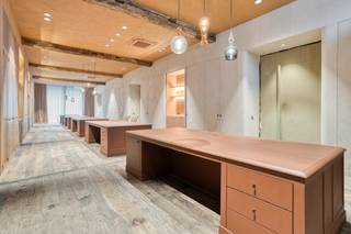 Toonzaal/handelsruimte met burelen te huur in Oostnieuwkerke-Staden, nabij Roeselare.Mogelijkheid tot huren aanpalende, instapklare woning van...