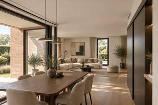 <p><strong>Energiezuinig <span>gelijkvloers </span>nieuwbouwappartement met 1 slaapkamer, terras, warmtepomp, vloerverwarming en privatieve zonnepanelen</strong></p>
<p>Op de hoek van de <strong>Spoorwegstraat en Bert Leysenlaan in Balen</strong> bevindt zich dit comfortabele en energiezuinige <strong>nieuwbouwappartement C.0.1</strong> met een bruto oppervlakte van <strong>82,77 m²</strong> en een aangenaam terras van <strong>14,92 m²</strong>.</p>
<p>Dit appartement combineert modern wooncomfort met een praktische en doordachte indeling. Dankzij de aanwezigheid van <strong>vloerverwarming met warmtepomp</strong> en <strong>privatieve zonnepanelen</strong> geniet u van een comfortabele woonervaring met aandacht voor energiezuinigheid, duurzaamheid en hedendaags wonen.</p>
<p>Bij het betreden van het appartement komt u terecht in de <strong>inkomhal</strong>, die toegang geeft tot de verschillende ruimtes. Er is ruimte voorzien voor een <strong>vestiaire</strong>, wat zorgt voor een praktische ontvangstzone. Daarnaast beschikt het appartement over een <strong>apart toilet</strong>.</p>
<p>De lichtrijke <strong>leefruimte</strong> vormt het hart van het appartement en biedt voldoende plaats voor een gezellige zithoek. Aansluitend bevindt zich de <strong>eetruimte</strong>, die mooi aansluit op het terras. Hierdoor ontstaat een aangename open woonbeleving waarbij binnen- en buitenleven op een natuurlijke manier met elkaar verbonden worden.</p>
<p>De <strong>keuken</strong> sluit praktisch aan bij de leef- en eetruimte en kan nog volledig naar eigen smaak gekozen worden. Zo krijgt u de mogelijkheid om de keukeninrichting af te stemmen op uw persoonlijke stijl, kookgewoontes en praktische wensen.</p>
<p>Verder beschikt het appartement over een <strong>praktische berging</strong>, ideaal als extra opbergruimte of technische ruimte.</p>
<p>De nachtruimte bestaat uit <strong>1 ruime slaapkamer</strong> en een <strong>badkamer</strong>. Ook de verdere afwerking, zoals de vloer, keuken en badkamer, kan nog naar persoonlijke voorkeur worden bepaald. Hierdoor krijgt u de kans om het appartement volledig volgens uw eigen woonstijl af te werken.</p>
<p>Het terras van <strong>14,92 m²</strong> vormt een aangename buitenruimte waar u rustig kan genieten van een kop koffie, een aperitief of een gezellige buitenmaaltijd. Dankzij de rechtstreekse verbinding met de eet- en leefruimte vormt het terras een fijne uitbreiding van de woonruimte.</p>
<p><strong>Troeven van dit appartement</strong></p>
<ul>
<li><strong>82,77 m² bruto woonoppervlakte</strong></li>
<li><strong>14,92 m² terras</strong></li>
<li><strong>1 ruime slaapkamer</strong></li>
<li>Energiezuinige nieuwbouw</li>
<li>Vloerverwarming met warmtepomp</li>
<li>Privatieve zonnepanelen</li>
<li>Lichtrijke leefruimte met aansluitende eetruimte</li>
<li>Rechtstreekse verbinding met het terras</li>
<li>Keuken nog naar eigen smaak te kiezen</li>
<li>Praktische berging</li>
<li>Badkamer en vloerafwerking nog personaliseerbaar</li>
<li>Centrale ligging in Balen</li>
<li>Gelegen op het gelijkvloers</li>
<li><strong>6% btw</strong> mogelijk mits voldaan wordt aan de wettelijke voorwaarden</li>
</ul>
<p><strong>Aankoopvoorwaarden</strong></p>
<p>Bij dit appartement is de aankoop van volgende zaken verplicht:</p>
<ul>
<li><strong>1 privatieve berging</strong> aan € 6.000 excl. btw</li>
<li><strong>1 parkeerplaats</strong> aan € 25.000 excl. btw</li>
</ul>
<p><span><strong>ACTIE: Snelle beslissers genieten tijdelijk van 50% korting op de aankoop van een tweede parkeerplaats</strong></span></p>