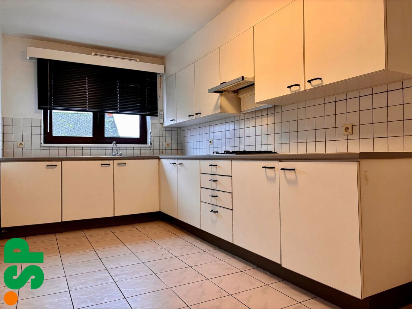 Tweeslaapkamer appartement met volledig gerenoveerde badkamer gelegen nabij het centrum van Geel - foto 4