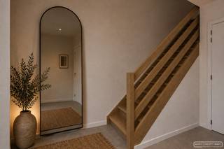 <div>
<div>In het charmante Kaster vind je deze energiezuinige nieuwbouwwoning met <strong>drie ruime slaapkamers</strong>, een <strong>zonnige tuin en een aangenaam terras</strong> van maar liefst 33 m². Dankzij het <strong>6% btw-tarief </strong>(onder voorwaarden) is dit een bijzonder interessante opportuniteit voor wie comfortabel en toekomstgericht wil wonen.<br /><br />Bij aankomst beschik je over <strong>twee</strong> praktische <strong>staanplaatsen</strong> voor de woning. Via de <strong>inkomhal</strong> met <strong>gastentoilet</strong> kom je in de <strong>lichtrijke leefruimte </strong>met plaats voor een gezellige zithoek afgewerkt met <strong>parket</strong> en <strong>eetruimte</strong>. Aansluitend bevindt zich de <strong>keuken</strong> met een <strong>handige berging</strong>.<br /><br />Op de eerste verdieping bevinden zich <strong>drie volwaardige slaapkamers, een badkamer </strong>uitgerust met ligbad, inloopdouche en lavabomeubel, een <strong>apart toilet en een extra berging</strong>.<br />Buiten geniet je van een ruim terras van 33 m² en een aangename tuin met achterpoortje, ideaal voor fietsen of tuinonderhoud.<br /><br />De woning wordt gebouwd met aandacht voor energiezuinigheid <strong>(E10) </strong>en hedendaags comfort, waaronder:</div>
<ul>
<li>Warmtepomp met <strong>vloerverwarming</strong> op het gelijkvloers</li>
<li>Vloerverwarming in de badkamer</li>
<li><strong>Zonnepanelen</strong></li>
<li><strong>Ventilatiesysteem D</strong></li>
</ul>
<strong>Indien je voldoet aan de voorwaarden van 6% btw bedraagt de totaalprijs 426.980 euro.</strong>
<h3>Interesse? Schrijf je in voor het bezoekmoment op donderdag 10 september</h3>
<div>Schrijf je in door te klikken op de zwarte knop 'maak een afspraak' op onze website en kies een tijdsslot naar keuze. Heb je verder vragen? Mail naar sarah@maesconceptimmo.be.</div>
</div>