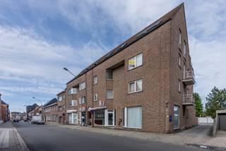 Ruim appartement met 2 slpks en garage!<br /><br />Locatie: <br />Rustig gelegen in Geel met een vlotte verbinding naar het centrum, winkels, scholen en openbaar vervoer.<br />Dankzij de goede bereikbaarheid geniet u hier van een aangename combinatie van rust en bereikbaarheid.<br /><br />Indeling:<br />Via de inkomhal krijgt u toegang tot de verschillende ruimtes van het appartement. De zeer ruime leefruimte geniet van veel natuurlijke lichtinval dankzij de grote raampartijen en biedt voldoende plaats voor een gezellige zithoek en eetruimte.<br />De ingerichte keuken is voorzien van de nodige toestellen en voldoende opbergruimte. Verder beschikt het appartement over twee volwaardige slaapkamers en een berging voor wasmachine en droogkast. Tevens werd hier een nieuwe cv ketel op aardgas geïnstalleerd.<br /><br />In de badkamer werd gekozen voor een lavabomeubel en bad/douchecombinatie. En er is een apart gastentoilet aanwezig.<br /><br />De wagen en de fietsen kan u parkeren in de garage, gelegen achteraan het gebouw.<br /><br />Troeven:<br />- Instapklaar en prima onderhouden<br />- Label B en asbestveilig!<br />- Centraal gelegen<br /><br />Wenst u meer info of een bezichtiging ter plaatse? Dan kan u terecht via info@immovl.be of 014 58 02 08.