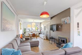 <p><span>Deze zeer ruime en uitstekend onderhouden gezinswoning, gelegen in een rustige straat in Oostende, biedt een uitzonderlijk woonvolume van ongeveer 225 m² bewoonbare oppervlakte. Met maar liefst 6 slaapkamers, een bureau, een garage (een zeldzame troef in deze buurt) en een aangename zonnige tuin van 108 m², is dit de ideale woning voor grote gezinnen of voor wie op zoek is naar veel ruimte en flexibiliteit.</span></p><p><span>De woning is perfect bewoonbaar in haar huidige staat en biedt tegelijk de mogelijkheid om verder te moderniseren naar eigen smaak.</span></p><p><span> </span></p><p><span>Een woning met uitzonderlijk veel ruimte, tal van mogelijkheden en een uitstekende ligging. Zeker een bezoek waard! </span></p><p><span> </span></p><p><span>Voor meer informatie of een bezoek contacteert u Timothy van Immo Zone op 0474/ 41. 28. 40.</span></p><p><span> </span></p>