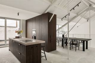 <p><span>Loft emblématique sur le très convoité Eilandje.</span></p><p><span>Vivre avec caractère dans un cadre industriel et un emplacement de choix.</span></p><p><span>Bienvenue dans ce loft exceptionnel d'environ 278 m², entièrement rénové, où l'espace, le design et le confort contemporain sont à l'honneur. Un endroit où chaque mètre carré n'est pas seulement utile, mais dégage une atmosphère et une authenticité.</span></p><p><span>Hauts plafonds, grandes fenêtres et matériaux naturels.</span></p><p><span>Ici, vous vivez dans le quartier animé d'Eilandje, à l'angle du Willemdok et du Napoleonkaai. Vous êtes entouré d'architecture, de gastronomie, des terrasses les plus agréables et vous pouvez vous rendre directement en ville à pied.</span></p><p><span>Pourquoi vous voulez vivre ici ?</span></p><p><span>- Une atmosphère de loft emblématique avec des accents industriels et beaucoup de lumière</span></p><p><span>- Terrasse spacieuse avec beaucoup d'intimité et le soleil de l'après-midi et du soir</span></p><p><span>- Chambre principale avec salle de bain attenante et dressing</span></p><p>-<span> 3 chambres d'amis spacieuses avec</span><span><sup>2ème</sup></span><span> salle de bain</span></p><p><span>- Possibilité d'acheter une place de parking (€ 45,000)</span></p><p><span>Le loft est situé au dernier étage d'un ancien entrepôt. Il y a un espace de vie généreux avec des escaliers menant à la cuisine ouverte. C'est le cœur battant du loft. Ouverte, aérée et lumineuse, elle donne accès à la terrasse.</span></p><p><span>La cuisine sur mesure a été équipée de tous les appareils électroménagers et finie avec de beaux matériaux. Les sols en béton complètent parfaitement le caractère industriel du loft et les matériaux naturels de la cuisine.</span></p><p><span>La chambre principale est spacieuse et dispose d'une salle de bains attenante et d'un dressing pour tous vos vêtements (de coiffure ?).</span></p><p><span>Les trois chambres d'amis se partagent une</span><span><sup>deuxième</sup></span><span> salle de bains. Que vous faut-il de plus ? Salle de jeux ou salle de loisirs ? La pièce polyvalente est parfaite comme salle de jeux, salle de télévision ou bureau à domicile. Un endroit charmant pour se détendre de la ville.</span></p><p><span>Ce n'est pas un appartement comme les autres. Il s'agit d'un véritable loft avec du caractère et beaucoup d'espace.</span></p><p><span>Planifiez votre visite sur <span>www.sinjoor.be</span></span><span> ou appelez-nous pour plus d'informations au 03 283 05 00.</span></p>